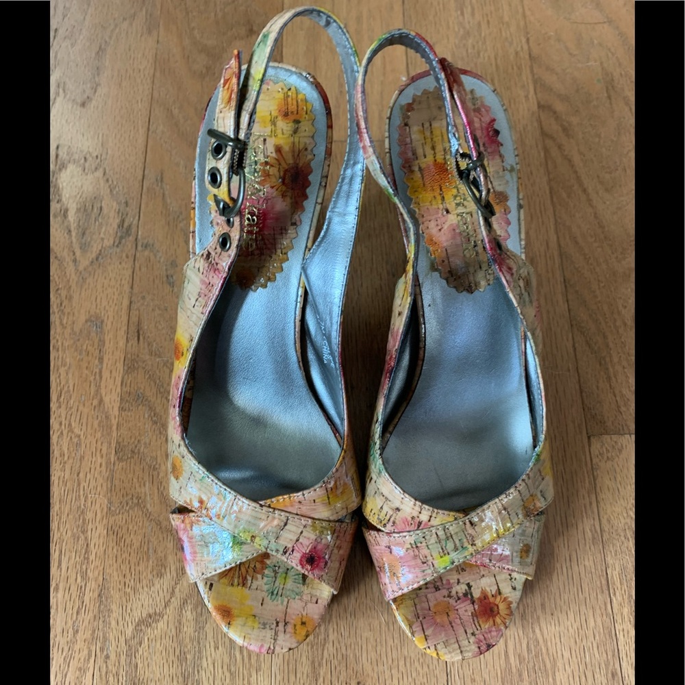 Kelly & Katie size 7M heels. 4” heels. Adjustable strap. Floral/ tan background